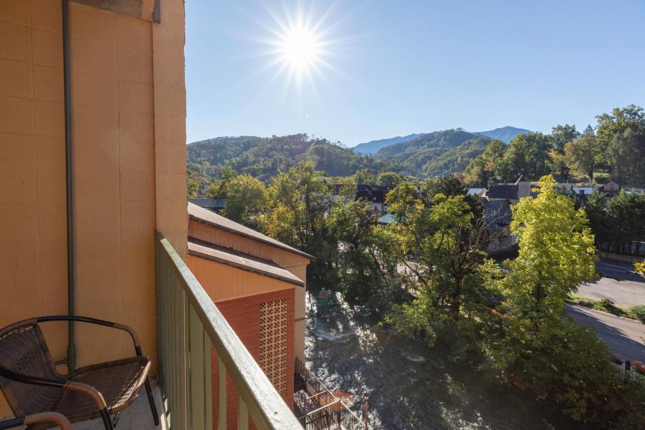 River View Signature Queen Guestroom