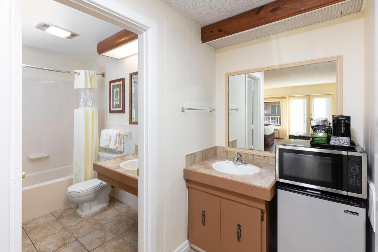 Signature Queen Guestroom