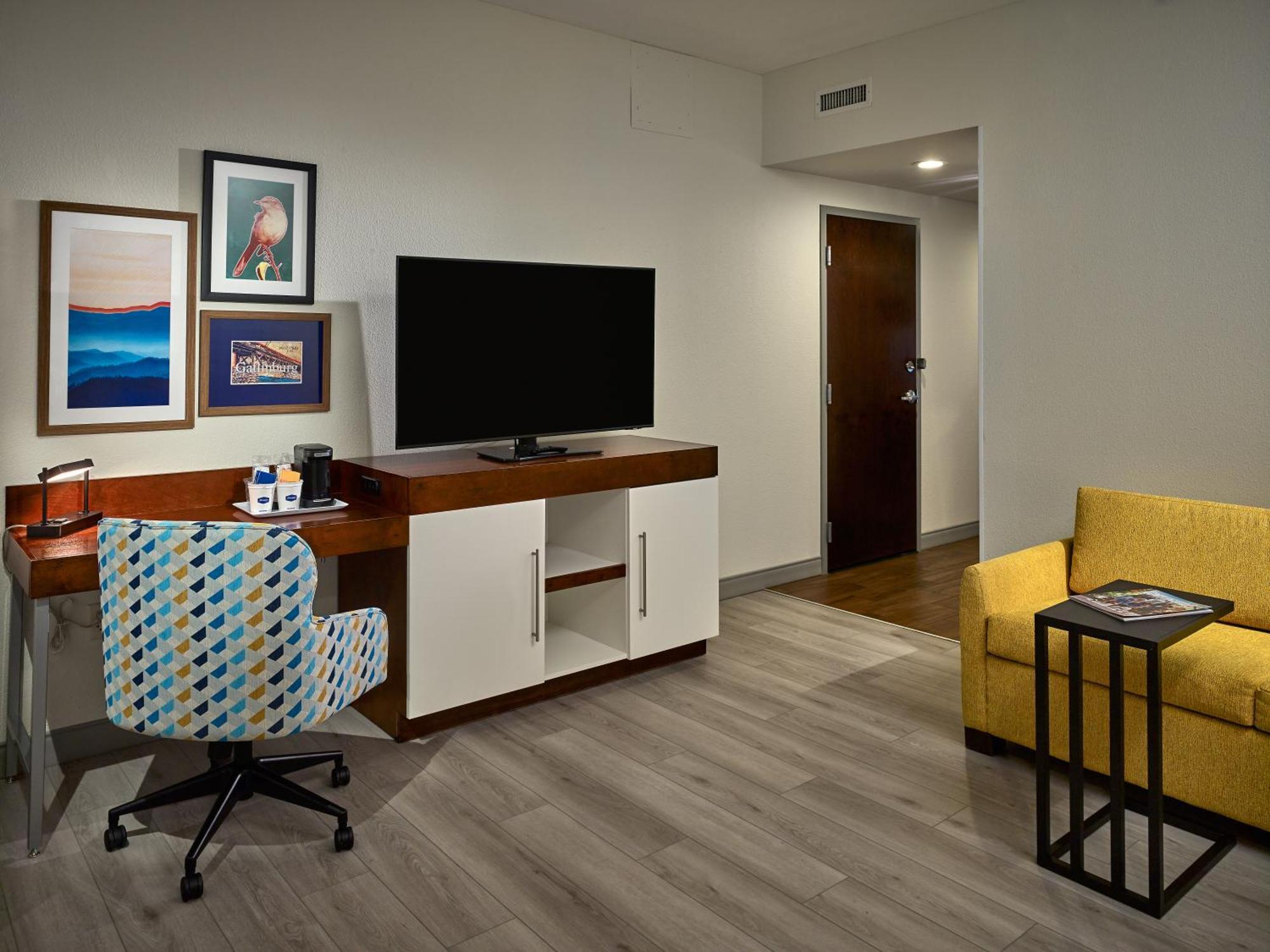 Studio with Two Queen Beds and Balcony - Mobility Access/Non-Smoking