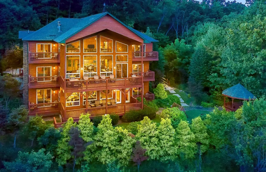 Million Views Hot Tub Game Room Sleeps 25-1