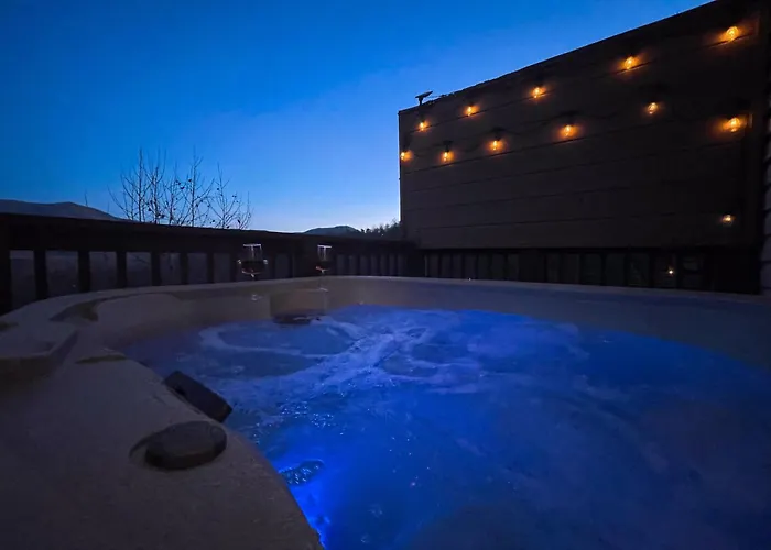 Heavenly View - Bear Themed Cabin, Hottub, Dog-Friendly, Near Gatlinburg